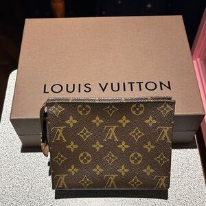 Louis Vuitton Toiletry 19